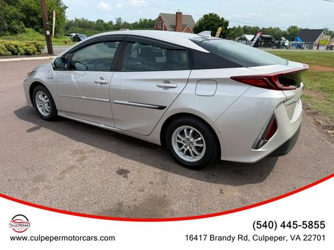 Used 2022 Toyota Prius Prime Limited FWD image 3