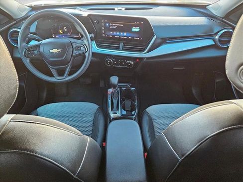 Used 2025 Chevrolet Trax LT image 17