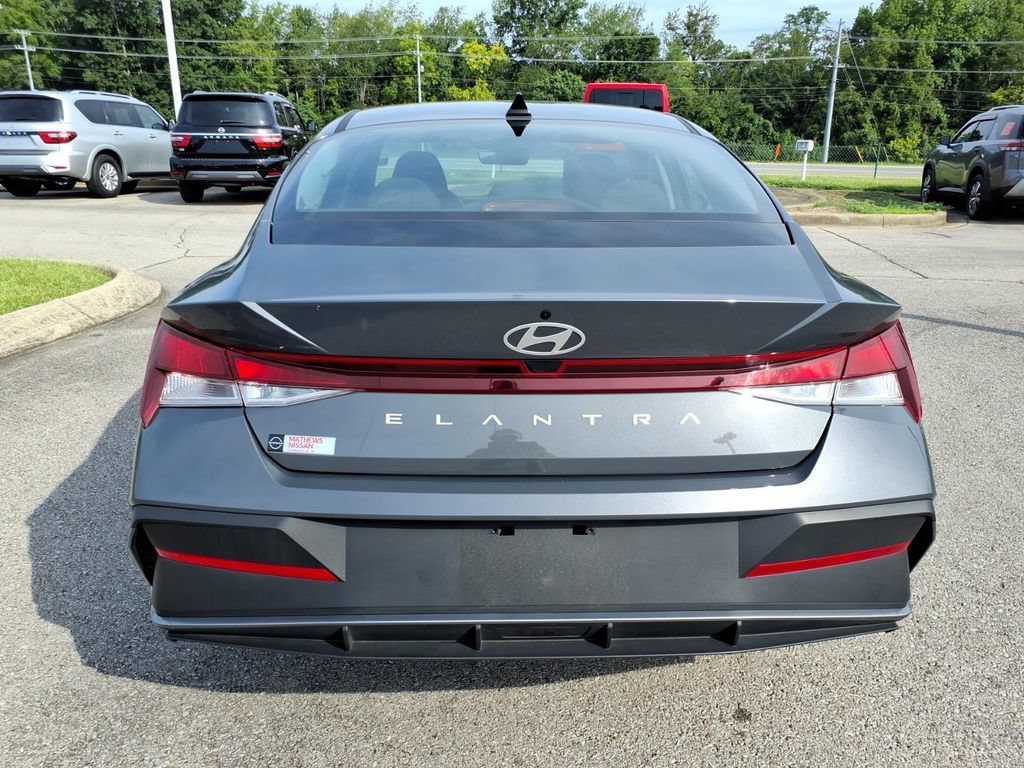 Used 2025 Hyundai Elantra SE FWD image 15