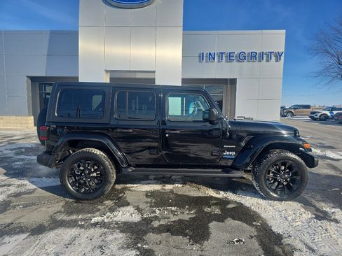 Used 2022 Jeep Wrangler Unlimited Sahara w/ Cold Weather Group image 4