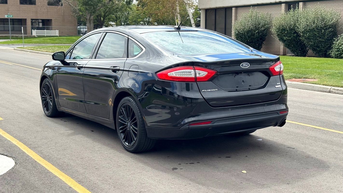 Used 2016 Ford Fusion SE w/ Equipment Group 202A FWD image 3