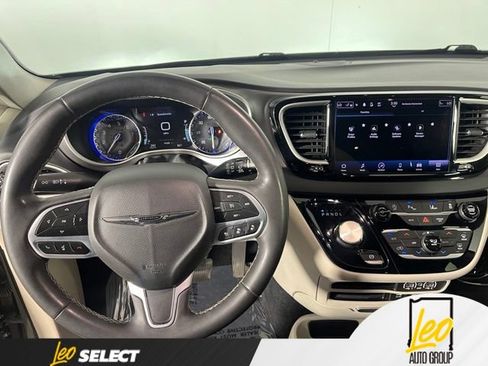 Used 2022 Chrysler Pacifica Touring-L FWD image 17