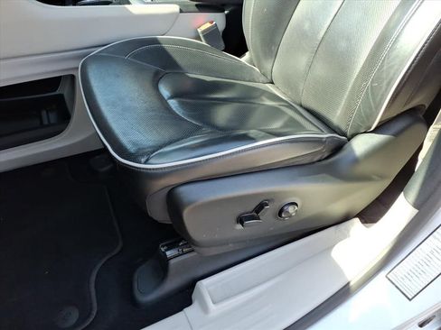 Used 2024 Chrysler Pacifica Limited image 18