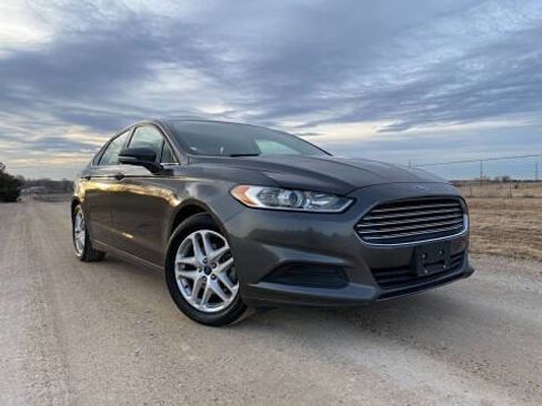 Used 2015 Ford Fusion SE image 2