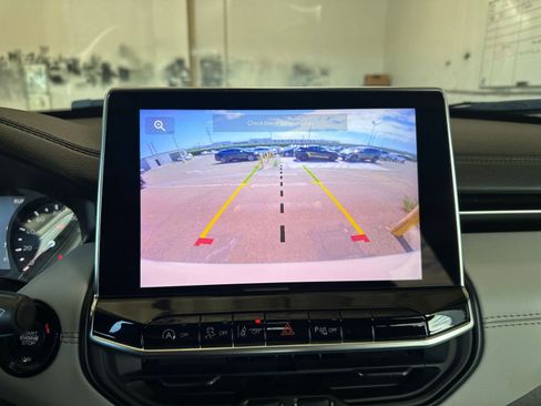 Used 2025 Jeep Compass Limited image 17