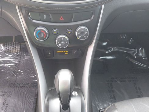 Used 2019 Chevrolet Trax LT w/ LT Convenience Package FWD image 28
