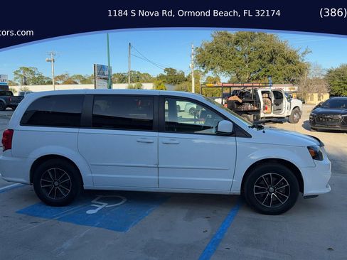 Used 2017 Dodge Grand Caravan SE image 7
