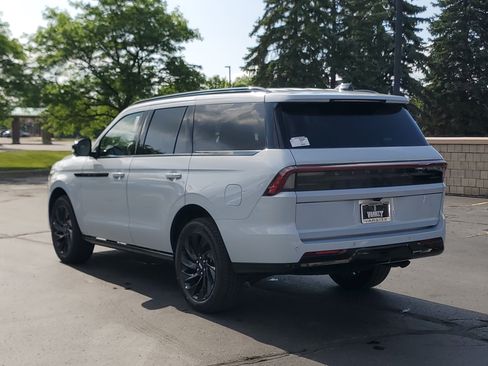 New 2026 Lincoln Navigator Reserve w/ Jet Appearance Package AWD/4WD image 3