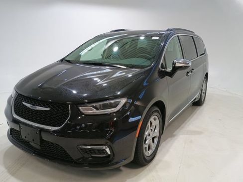 Used 2023 Chrysler Pacifica Limited FWD image 3