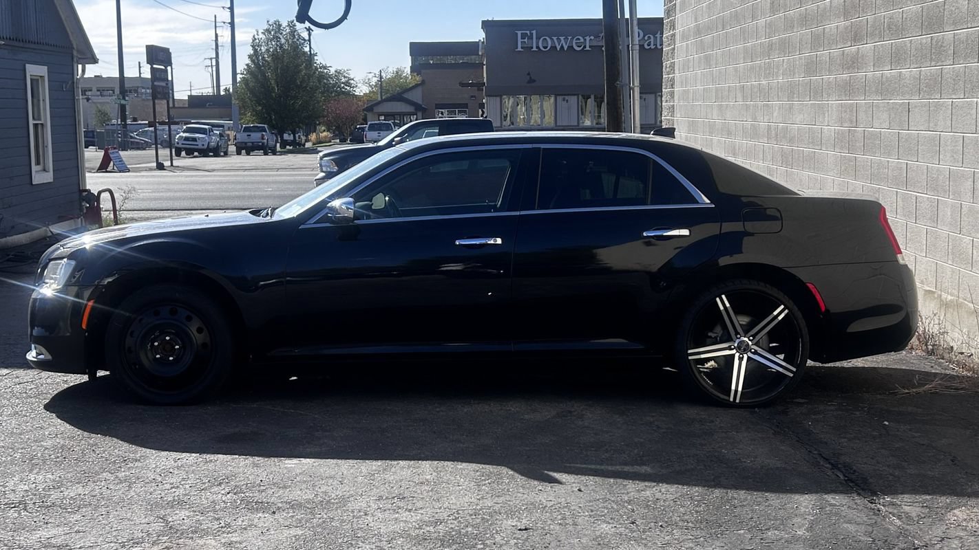 Used 2020 Chrysler 300 Limited AWD/4WD image 2