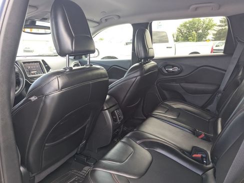 Used 2019 Jeep Cherokee Trailhawk w/ Cold Weather Group AWD/4WD image 31