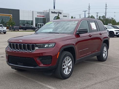 Used 2024 Jeep Grand Cherokee Laredo X w/ Luxury Tech Group I AWD/4WD image 2
