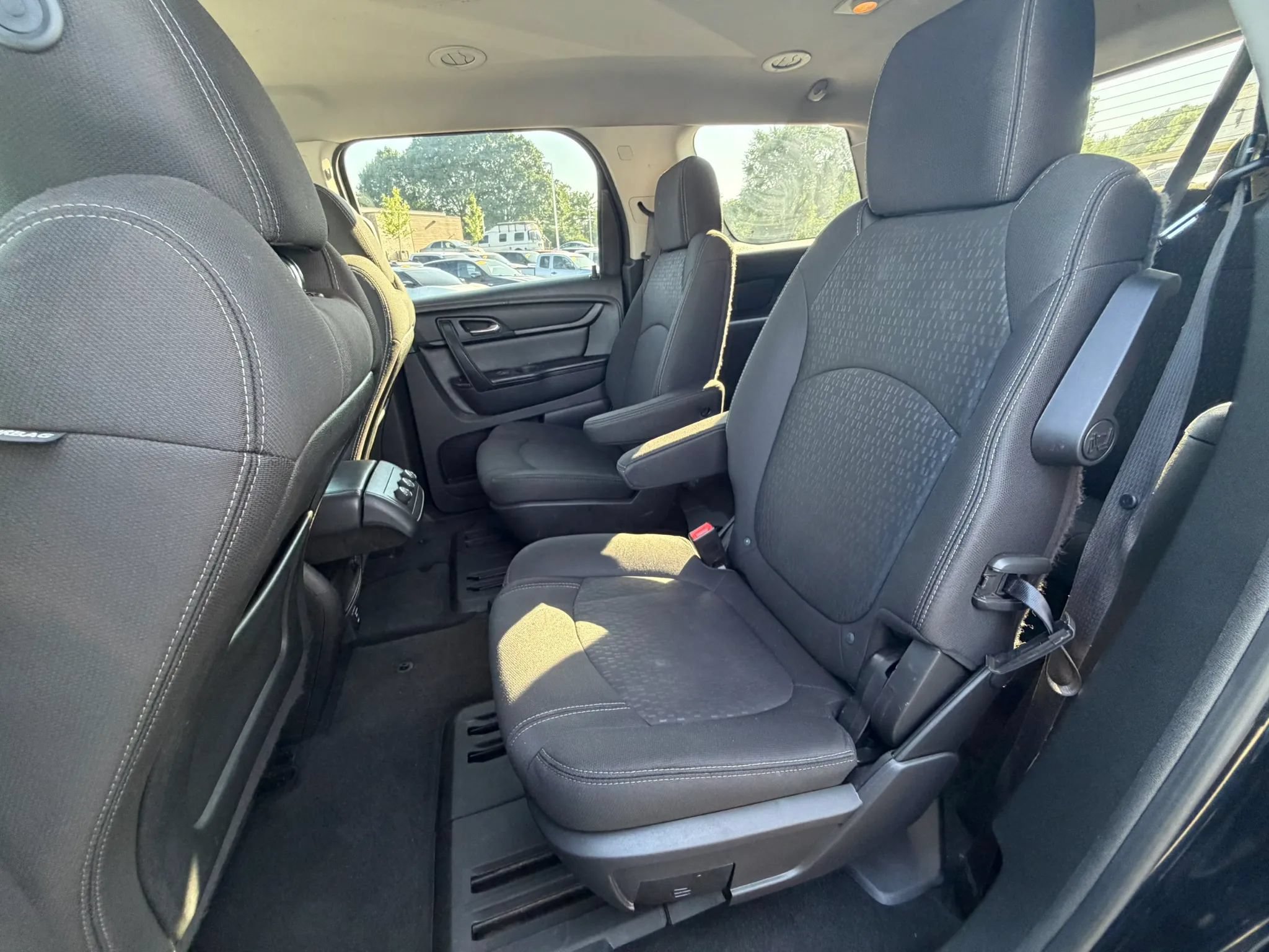 Used 2015 GMC Acadia SLE FWD image 22