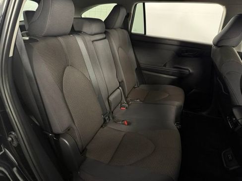 Used 2025 Toyota Highlander LE FWD image 17