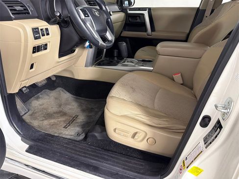 Used 2011 Toyota 4Runner SR5 w/ Convenience Pkg image 10
