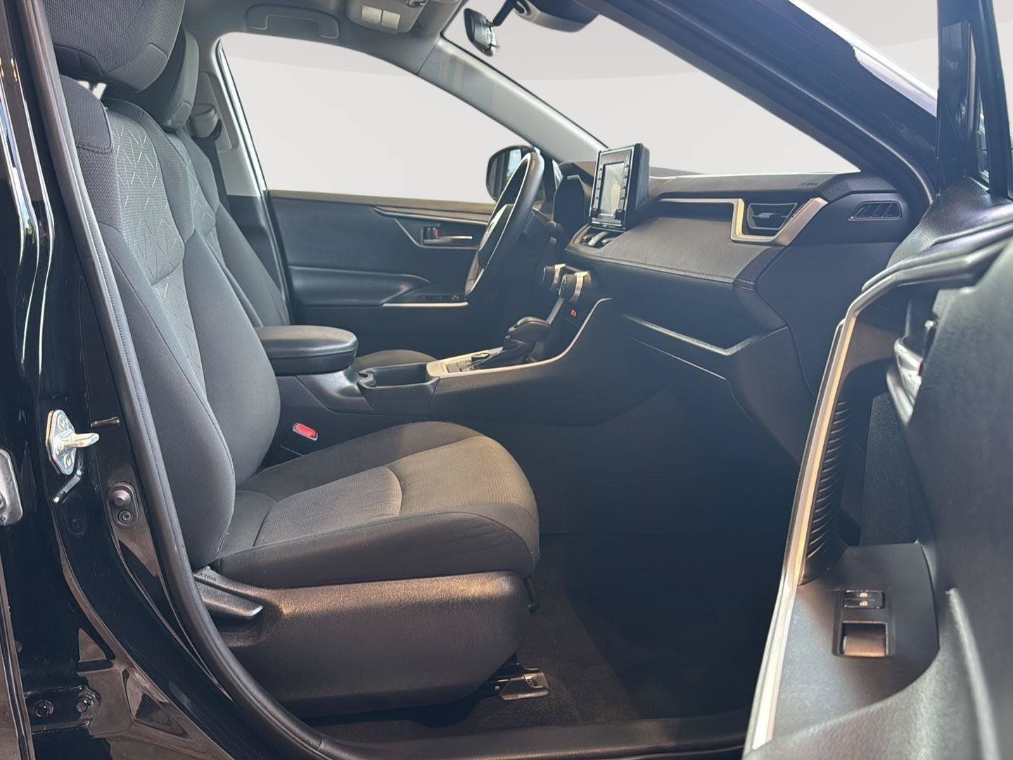 Used 2020 Toyota RAV4 XLE w/ XLE Grade Weather Package AWD/4WD image 18