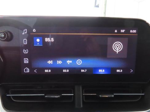 Used 2025 Chevrolet Trax LT w/ LT Convenience Package FWD image 24
