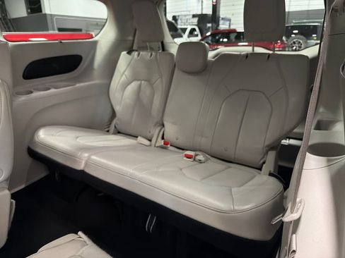 Used 2021 Chrysler Pacifica Touring-L FWD image 18