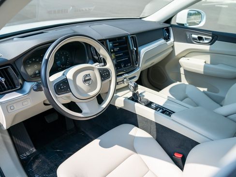 Used 2018 Volvo XC60 T5 Momentum w/ Convenience Package AWD/4WD image 4