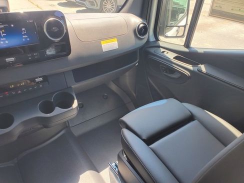 Used 2025 Mercedes-Benz Sprinter 2500 image 15
