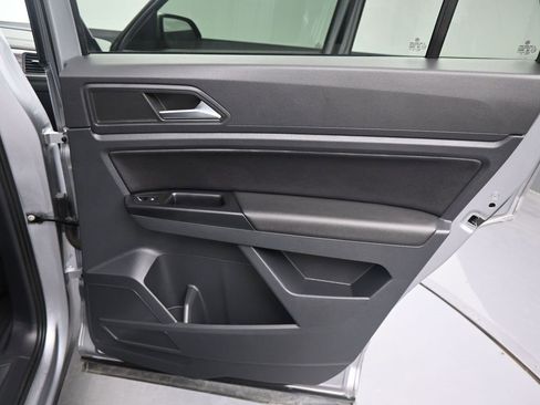 Used 2020 Volkswagen Atlas Cross Sport SE image 19