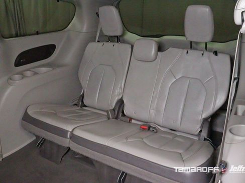 Used 2017 Chrysler Pacifica Touring-L Plus image 13