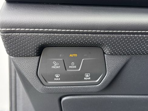 Used 2024 Volkswagen Atlas Cross Sport SE image 30