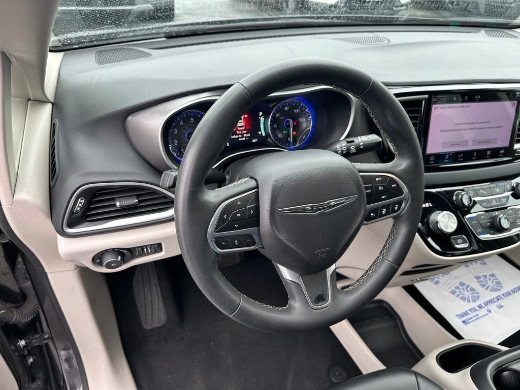 Used 2023 Chrysler Pacifica Touring-L FWD image 14