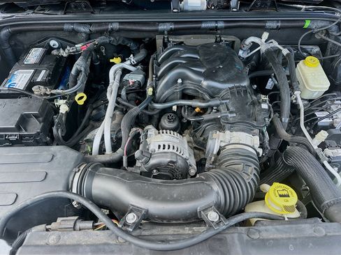 Used 2017 Jeep Wrangler Sahara image 29