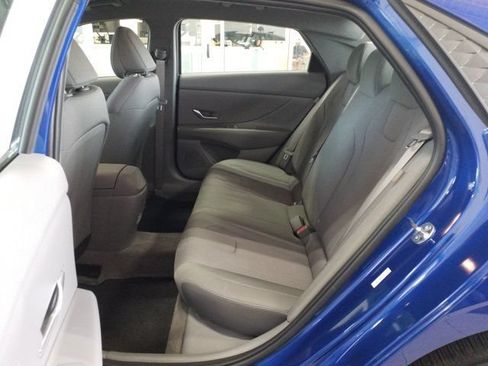 Certified 2025 Hyundai Elantra SE FWD image 13