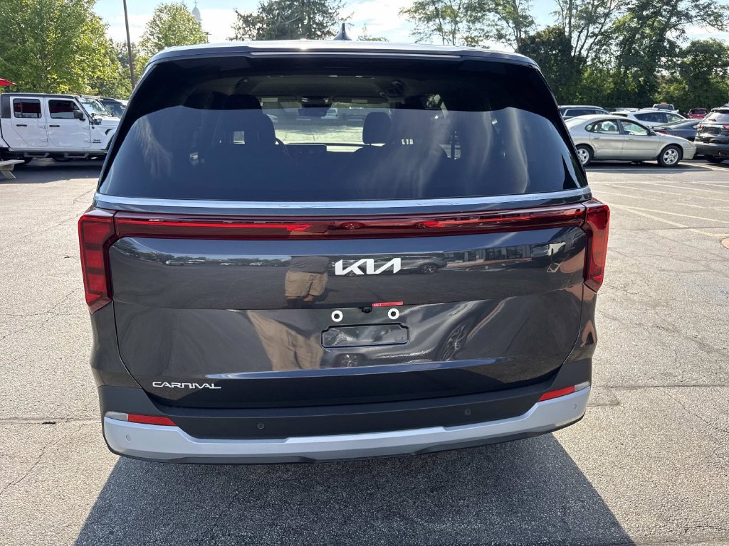 New 2027 Kia Carnival LX FWD image 3
