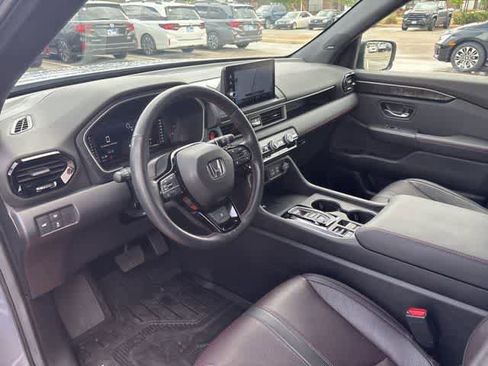 Used 2025 Honda Pilot Black Edition image 9