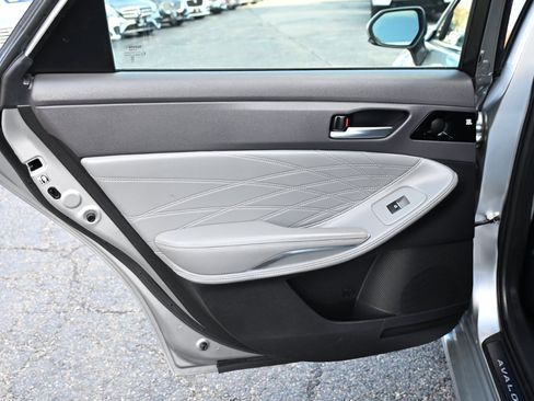 Used 2019 Toyota Avalon Limited image 41