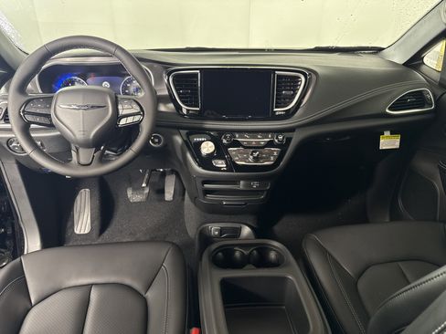 New 2026 Chrysler Pacifica Select image 15