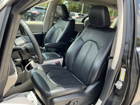 Used 2023 Chrysler Pacifica Touring-L FWD image 34