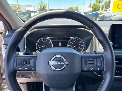 Used 2025 Nissan Rogue SV FWD image 30