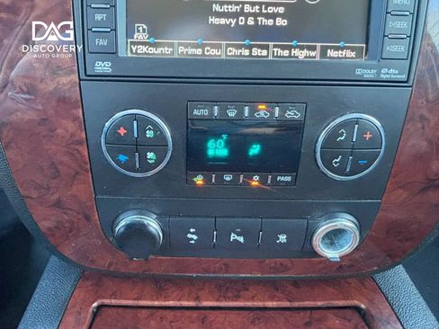 Used 2011 Chevrolet Avalanche LTZ AWD/4WD image 14