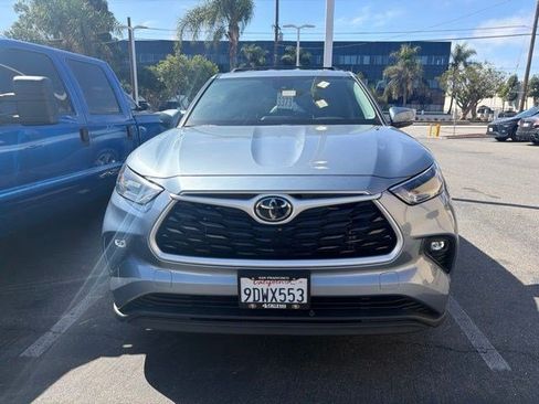 Used 2023 Toyota Highlander LE FWD image 2