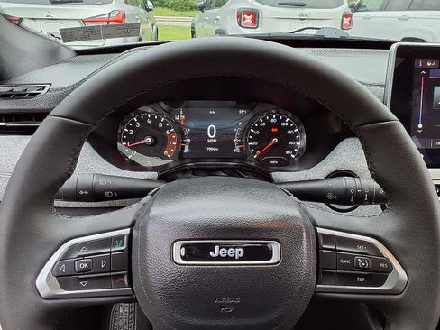 Certified 2024 Jeep Compass Latitude w/ Sun and Sound Group AWD/4WD image 19
