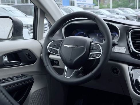 Used 2023 Chrysler Pacifica Touring-L FWD image 29