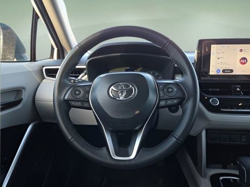 Used 2025 Toyota Corolla Cross LE w/ Moonroof Package image 12