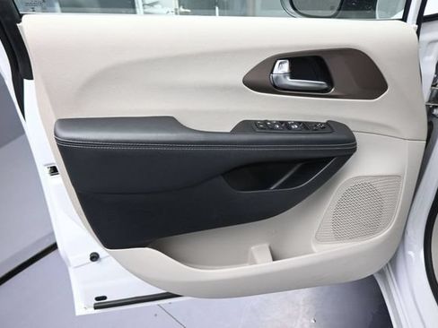 Used 2024 Chrysler Voyager LX FWD image 28