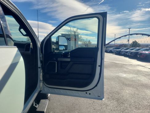 Certified 2022 Ford F350 Platinum w/ FX4 Off-Road Package image 16