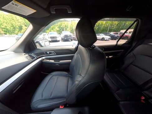 Used 2017 Ford Explorer XLT w/ Equipment Group 202A AWD/4WD image 32
