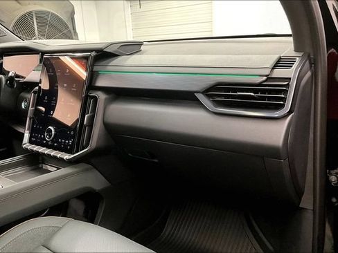 Used 2025 GMC Acadia AT4 w/ Luxury Package AWD/4WD image 19