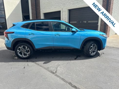Used 2025 Chevrolet Trax LT w/ LT Convenience Package FWD image 8