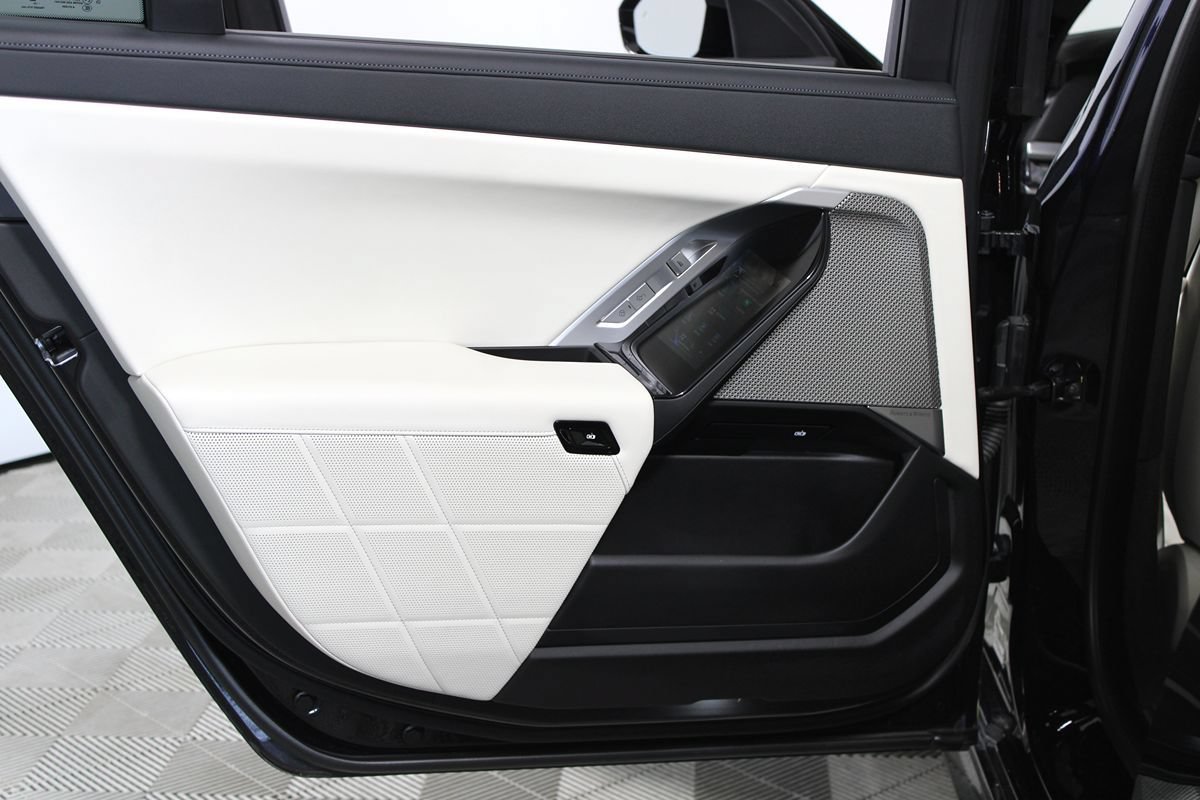 Used 2023 BMW i7 xDrive60 AWD/4WD image 36