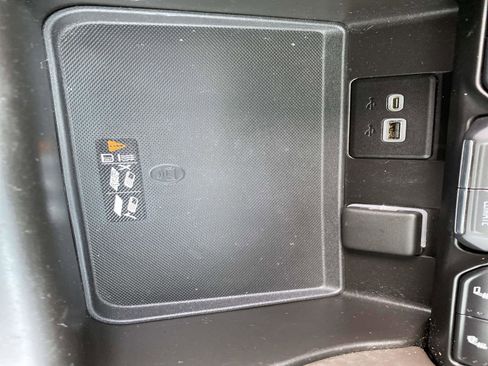 Used 2021 Chevrolet Suburban Z71 w/ Luxury Package image 17