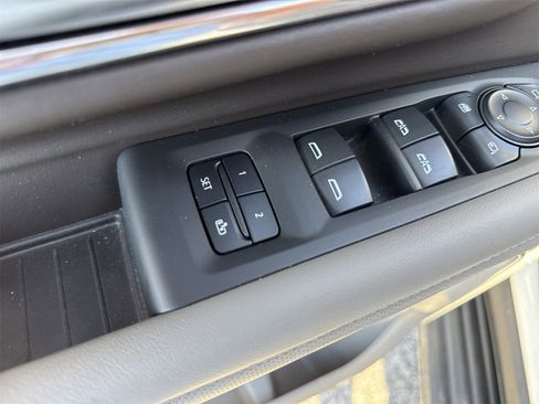 Used 2022 GMC Yukon SLT w/ SLT Premium Package image 21