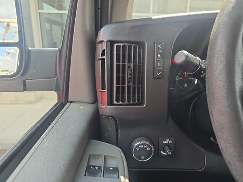 Used 2016 Chevrolet Express 2500 RWD image 20